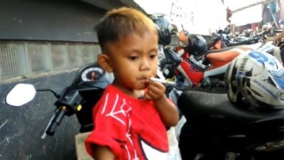 «صاحب مزاج».. قصة طفل يدخن 40 سيجارة يوميا مع قهوته المفضلة