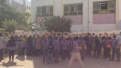 بالفيديو والصور.. أولياء أمور طلبة «اللغات» بدكرنس يعتصمون أمام المدرسة