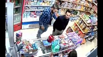 بالفيديو.. شاهد كيف سرق شابان أنيقان سوبر ماركت