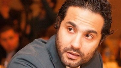 شقيق أحمد فهمي ينشر صورتهما مع هنا الزاهد معلقا: «عائلتي»