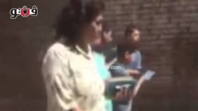 بالفيديو.. توزيع دعاية للدروس الخصوصية أمام مدرسة بالمرج