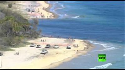 بالفيديو.. حفرة كبيرة تبتلع سيارة وعربة مقطورة في أستراليا