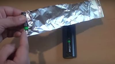 بالفيديو.. طريقة بسيطة لتشغيل أي ريموت كنترول ببطارية واحدة