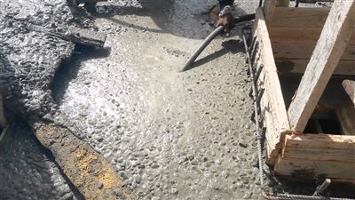 300 كيلو خرسانة تتسبب في انقطاع المياه عن مركز بالكامل في أسيوط