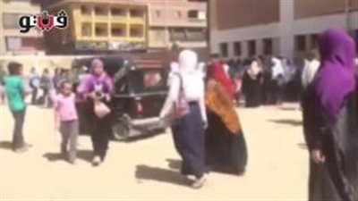 بالفيديو.. «توك توك» يتجول بحرية داخل فناء مدرسة بالمرج