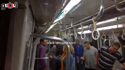 بالفيديو.. شرطة المترو تخلي القطار المعطل بالسادات من الركاب