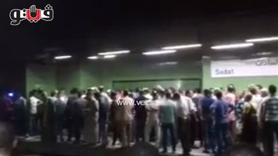 بالفيديو.. مشادات كلامية بين المواطنين والأمن بمحطة مترو السادات