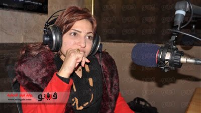 بالصور.. كواليس تصوير الفنانة منة جلال في إذاعة 90 90