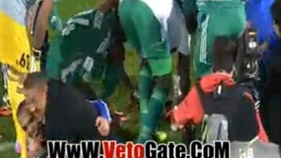 بالفيديو..لاعبو الرجاء يتصارعون على حذاء «رونالدينيو»