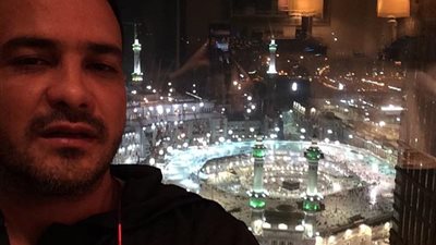 محمد رجب يلتقط سيلفي في المسجد الحرام