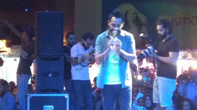 رامي جمال يحتفل بألبوم «ليالينا» في حفل كامل العدد
