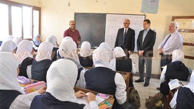 بالفيديو والصور.. محافظ أسيوط يطمئن على انتظام سير العملية التعليمية