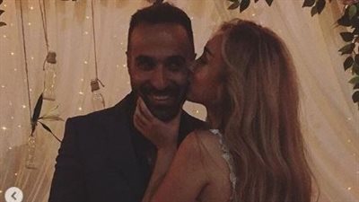 «قبلة» هنا الزاهد لأحمد فهمي أثناء تقطيع تورتة خطبتهما (فيديو وصور)