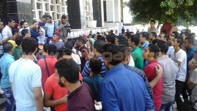 وقفة احتجاجية لطلاب الدبلومات الفنية أمام «التعليم العالي»