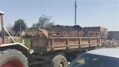 بالصور.. ضبط جرار زراعي يلقي المخلفات بالطريق الدائري بالفيوم