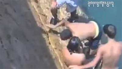 بالفيديو.. سقوط مروع لشاب حاول القفز في الماء