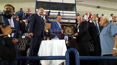 بالصور.. محافظ بورسعيد يعطي إشارة انطلاق بطولة دوري الشركات الـ50