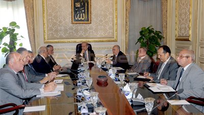 بالصور .. شريف إسماعيل يوجه بالتسوية المالية مع شركات النظافة لإيقاف التحكيم