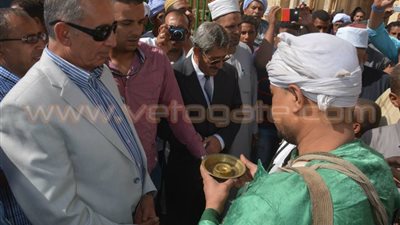 بالصور.. محافظ البحر الأحمر يزور قرية «أبو الحسن الشاذلي»