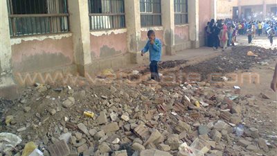 بالصور.. أولياء أمور «منشأة الذهب» بالمنيا: «المعلمون بيقعدوا في الطرقات»