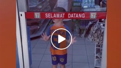 بالفيديو.. رد فعل طفل سقط بقوة في سوبر ماركت