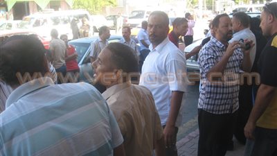 بالفيديو والصور.. إضراب العشرات من موظفي الضرائب العقارية بالغردقة