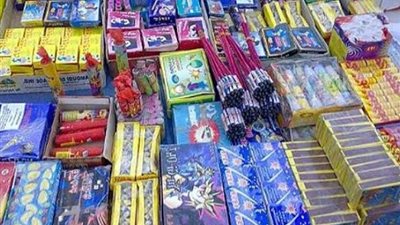ضبط بائع بحوزته 500 ألف صاروخ و19 صاعقا في الجمالية
