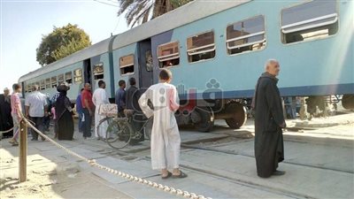 عمال مزلقانات المنيا «فحت وردم» مقابل 10 جنيهات بدل.. «تقرير»