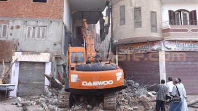 بالصور.. إزالة مبنى مقام في عرض الشارع بالفيوم