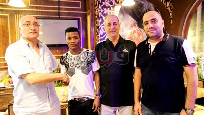 وصول البطاقة الدولية لشيخ موكورو لاعب المصري