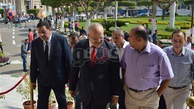 بالصور.. موظفو جامعة القاهرة يستقبلون «الخشت» بالحلوى