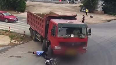 لحظة مصرع سائق دراجة نارية دهسًا تحت عجلات شاحنة (فيديو)