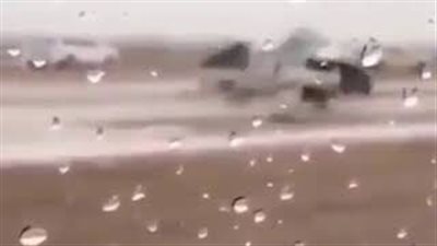 لحظة طيران شاب من سيارته أثناء ممارسة التفحيط بأبو ظبي (فيديو)