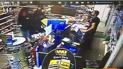 بائع يدخل في شجار مع لصين حاولا سرقة محله (فيديو)