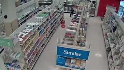 امرأتان تستخدمان الأطفال لسرقة الألبان من المتاجر (فيديو)