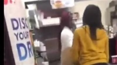مشاجرة عنيفة بين عاملتين وزبونة داخل «ماكدونالدز» (فيديو)