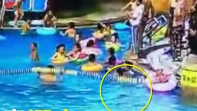 لحظة غرق طفل في حمام سباحة مزدحم (فيديو)