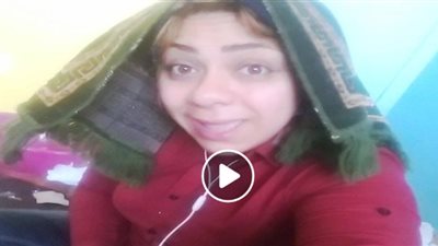 بالفيديو.. أم تسخر من طلبات المدرسة بشكل كوميدي