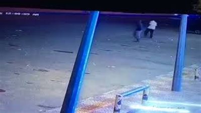 بالفيديو.. لحظة اقتحام مراهقين محلا تجاريا ومحاولة دهس الحراس