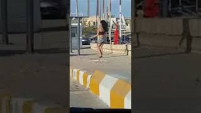 فتاة تهبط من سيارة وترقص في منتصف الطريق بالساحل (فيديو)