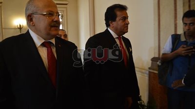 رئيس جامعة القاهرة يهدى وزير التعليم العالي درع التميز