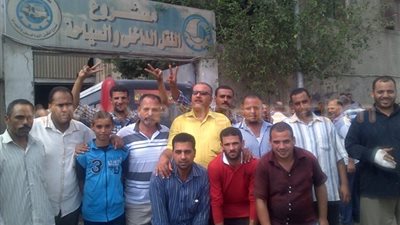 بالصور.. إضراب العاملين بالنقل الداخلي في دمنهور لإقالة المدير