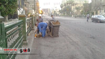 بالصور.. عمال النظافة يرفعون مخلفات اشتباكات شارع رمسيس