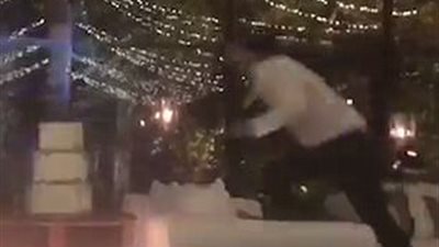 بالفيديو والصور.. رجل يدمر كعكة زفاف عروسين في موقف محرج