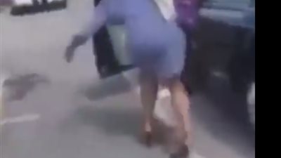 بالفيديو.. حذاء يضع امرأة في موقف محرج