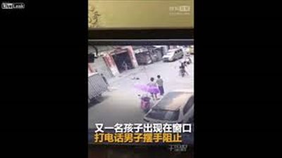 بالفيديو.. لحظة سقوط طفلين من شرفة طابق مرتفع