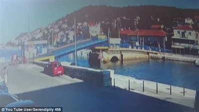 بالفيديو والصور.. سيدة تتقمص شخصية جيمس بوند وتقفز بسيارتها من جسر متحرك