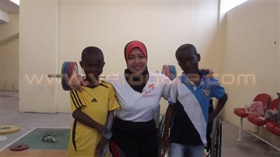 بطلة أفريقيا في رفع الأثقال تنتقد تجاهل الدولة «الرياضيين المعاقين»