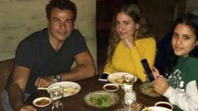 عمرو دياب يؤكد قوة علاقته بـ«جانا» و«كنزي» بصورة جديدة من لندن