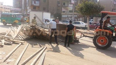 بالفيديو.. انقلاب مقطورة أخشاب يصيب شوارع شبين الكوم بالشلل